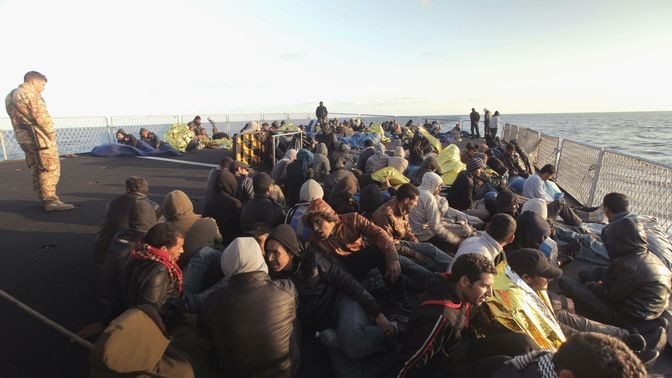 Gerettete Flüchtlinge  Im Rahmen der Mare-Nostrum-Operation der italienischen Marine gerettete Flüchtlinge werden auf einem Kriegsschiff nach Sizilien gebracht. (Quelle: ZDF/Felix Korfmann) 
