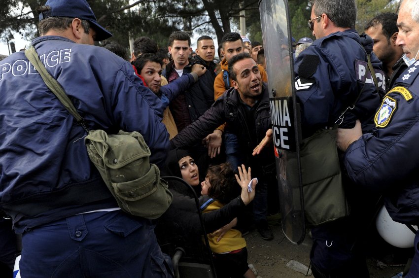 Greek policemen push back Syrian, Iraqi and Afghan refugees who tried to force their way through the Greek-Macedonian borders near the village of Idomeni, Greece November 22, 2015. REUTERS/Alexandros Avramidis TPX IMAGES OF THE DAY
